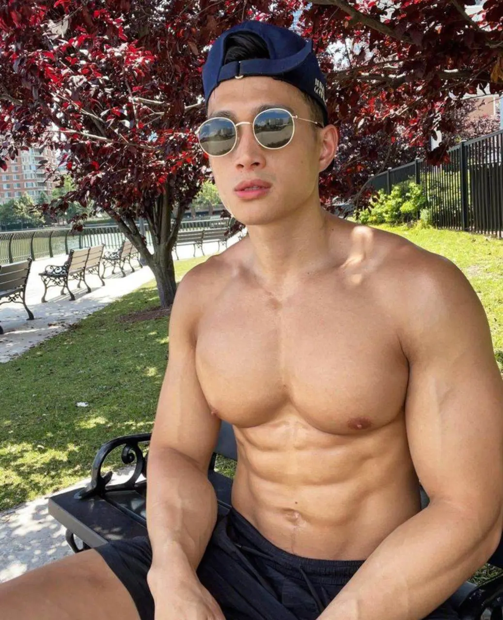 หล่อ หุ่นดี แดนปลามังกร