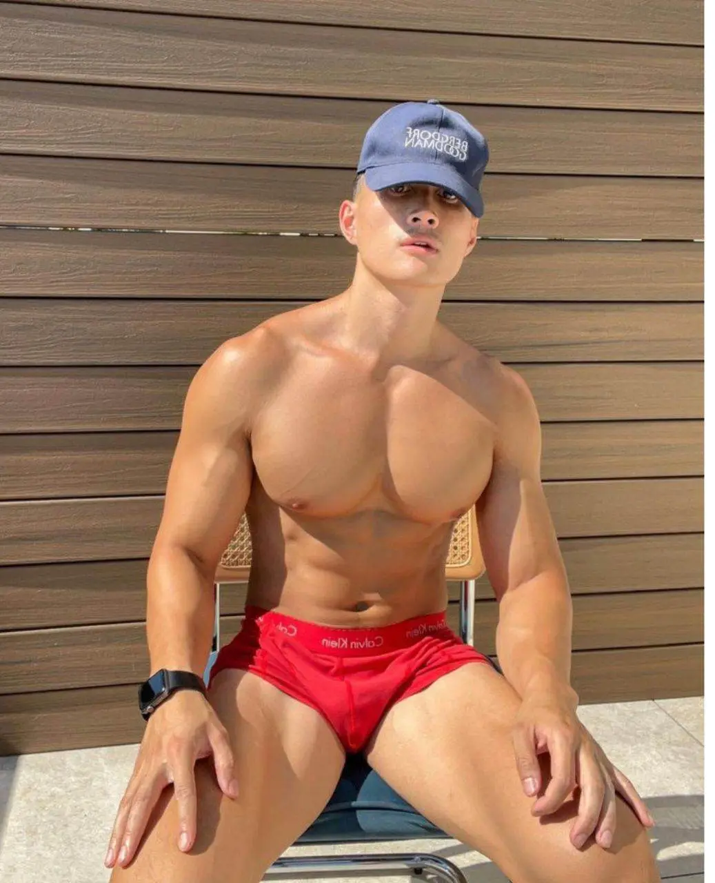 หล่อ หุ่นดี แดนปลามังกร