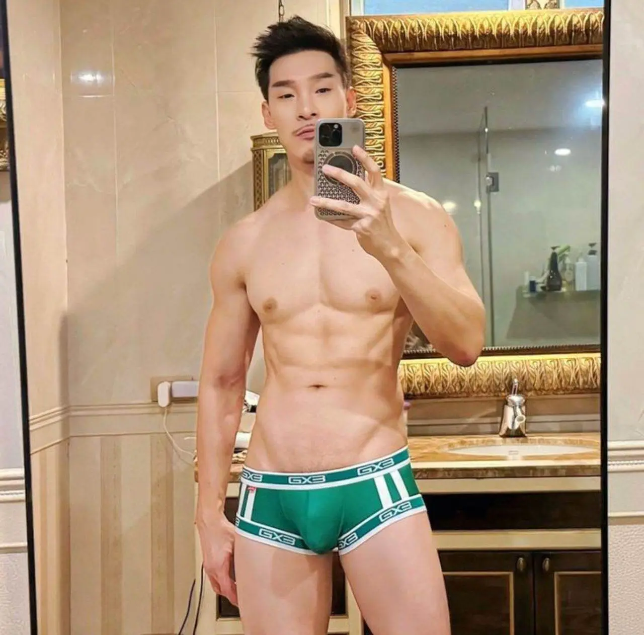 หล่อจาก สิงคโปร์