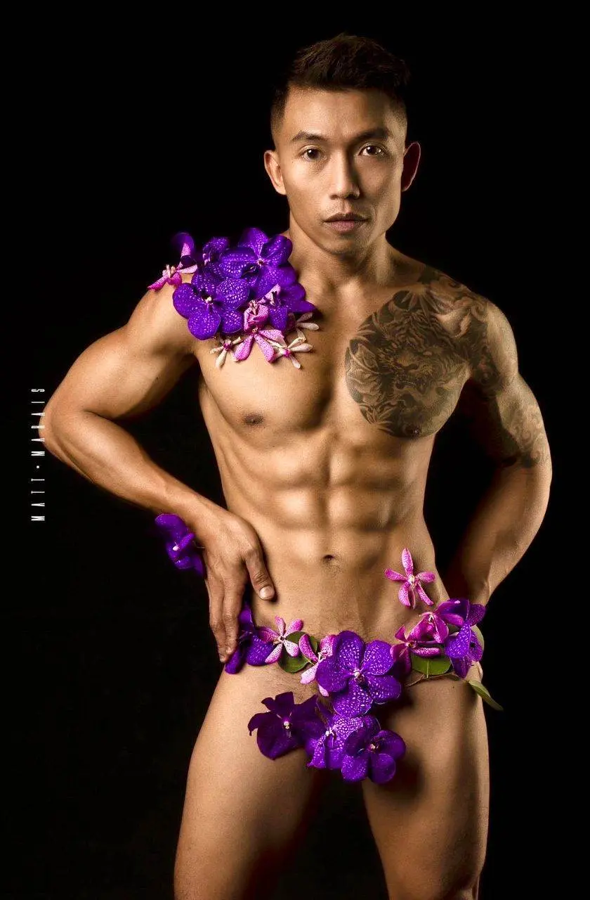 หนุ่มไทบ้าน จากหนังXXX  ค่าย Thom Ford.