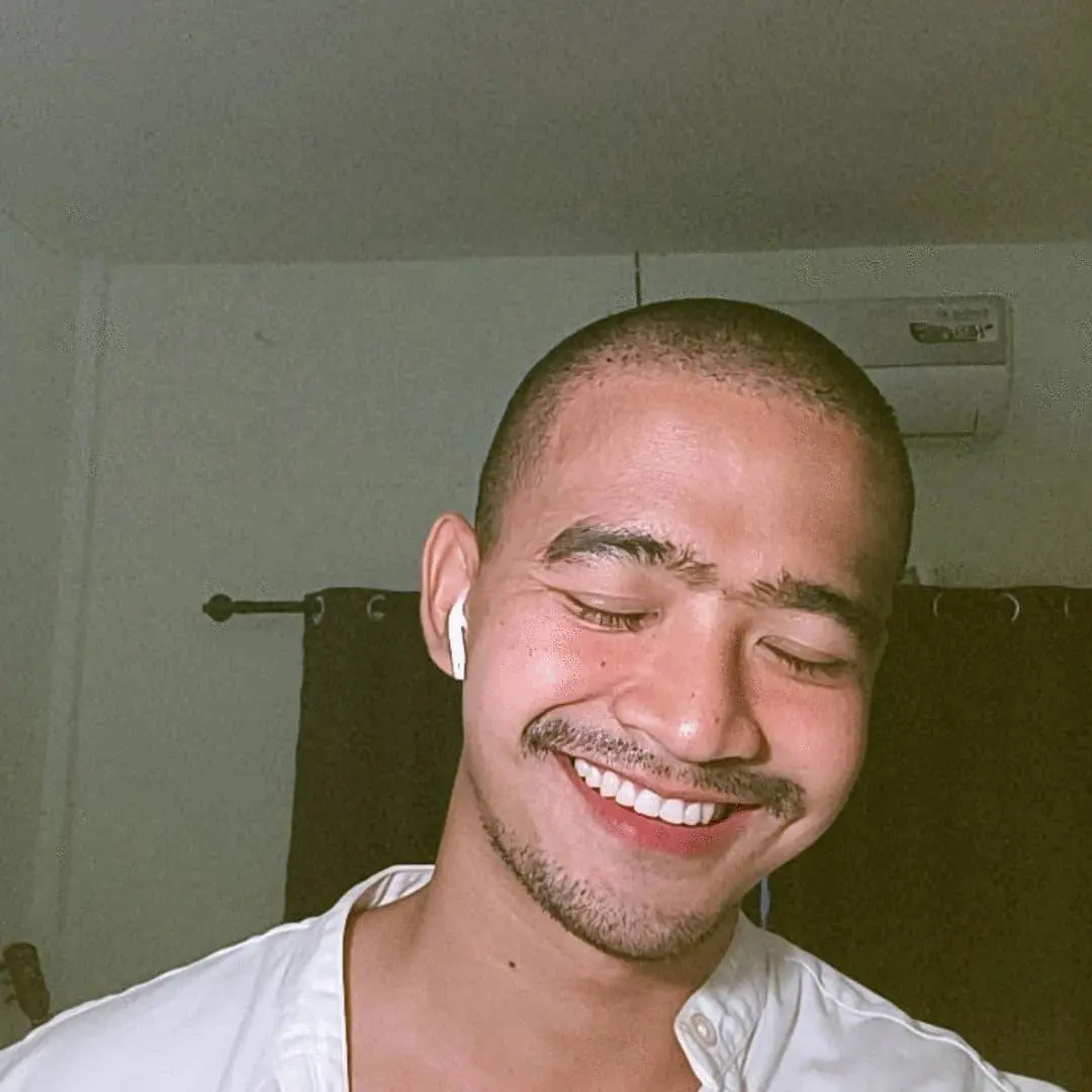 ยิ้มยั่วลิ้น