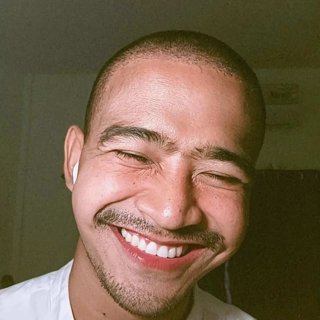 ยิ้มยั่วลิ้น
