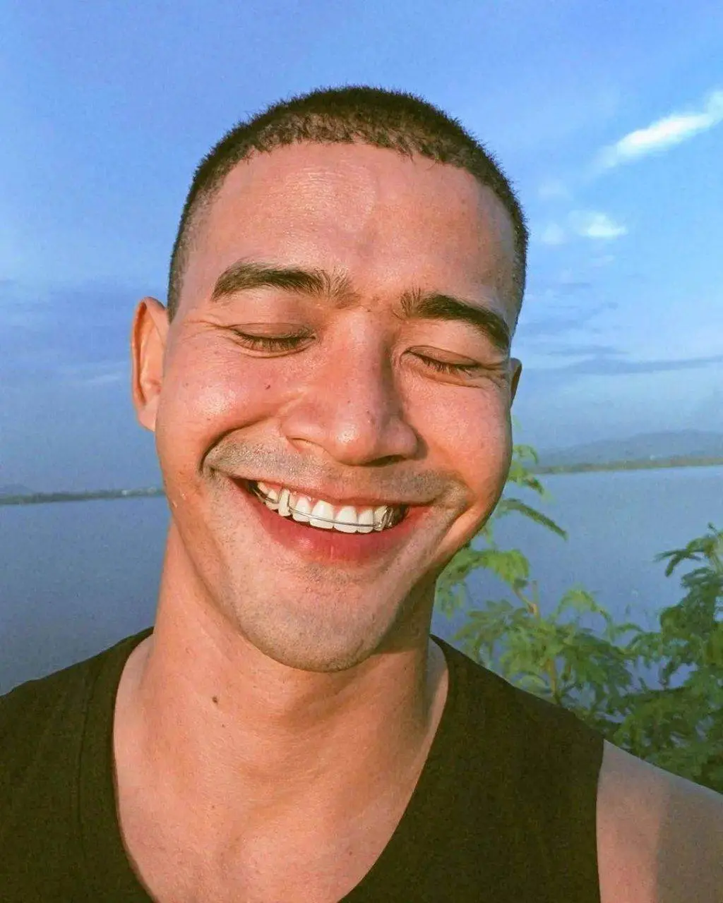 ยิ้มยั่วลิ้น