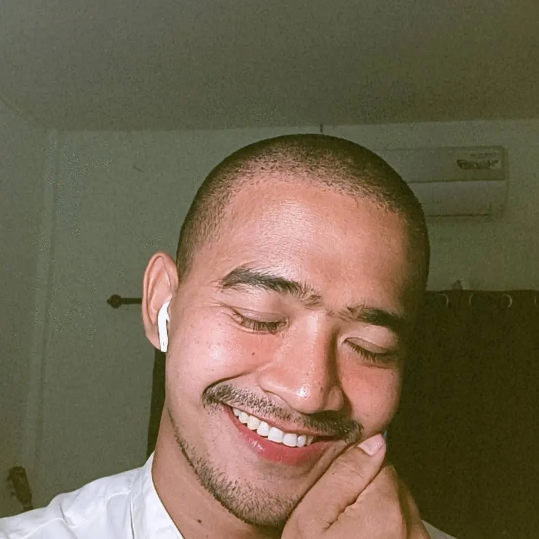 ยิ้มยั่วลิ้น