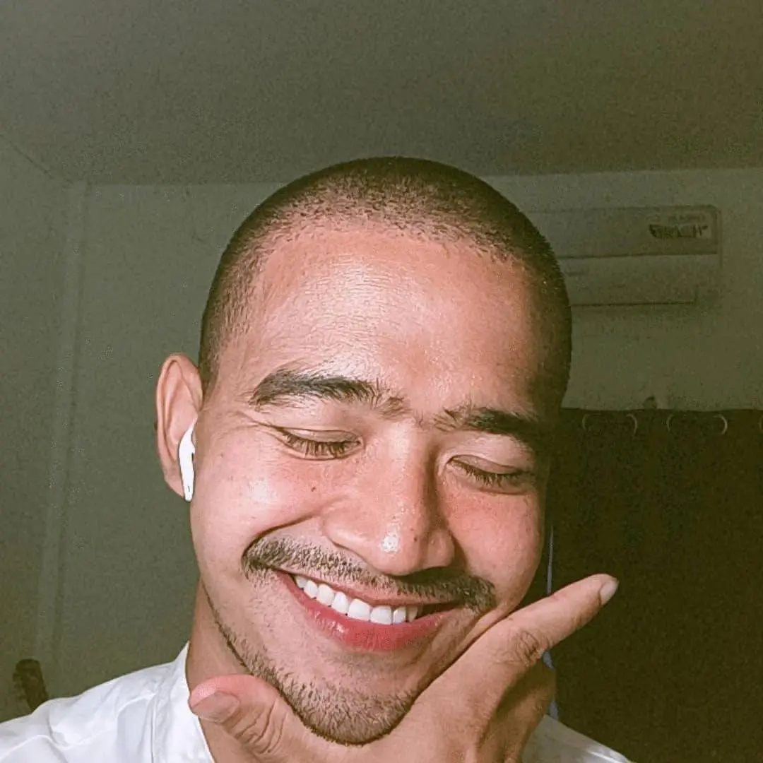 ยิ้มยั่วลิ้น