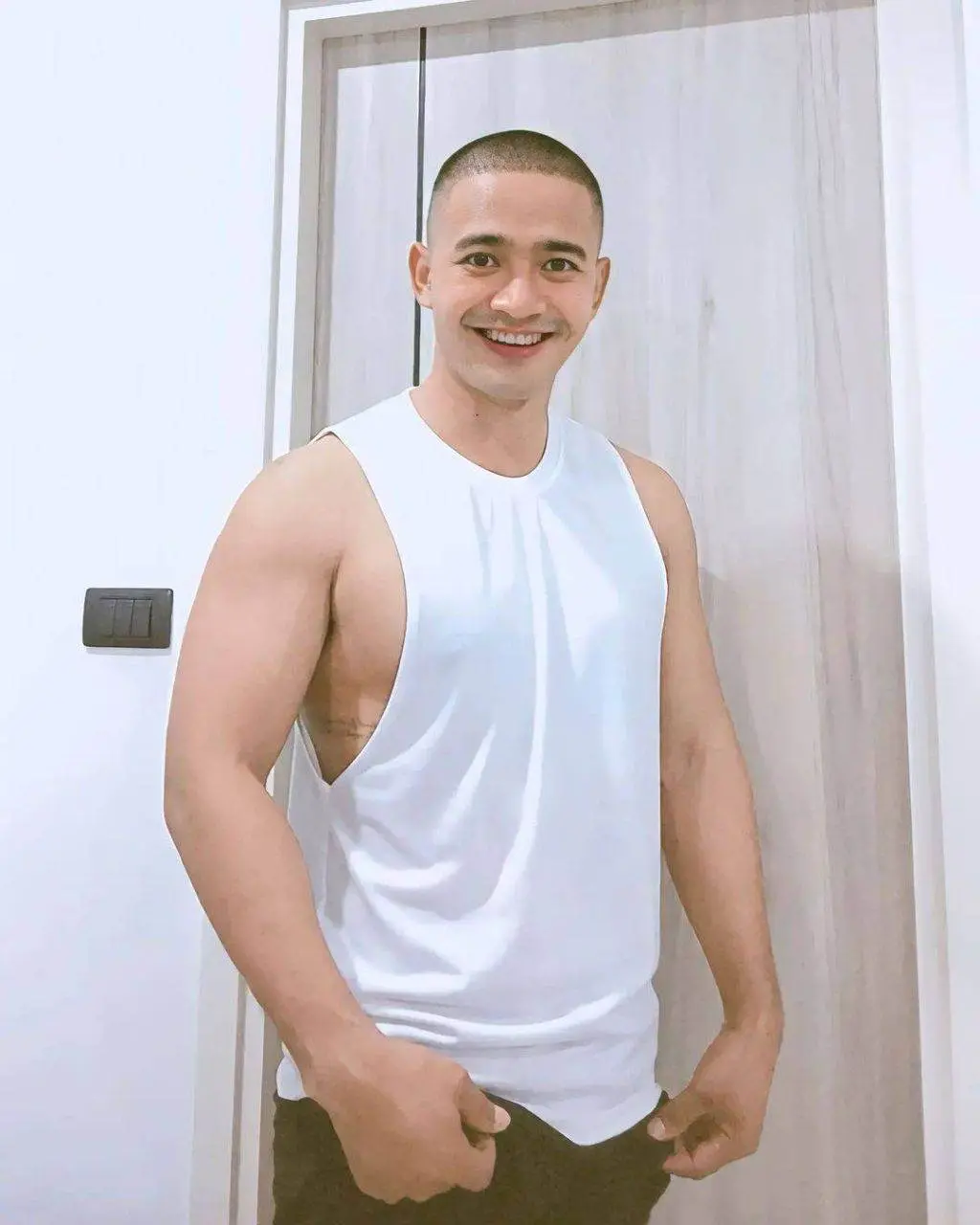 ยิ้มยั่วลิ้น