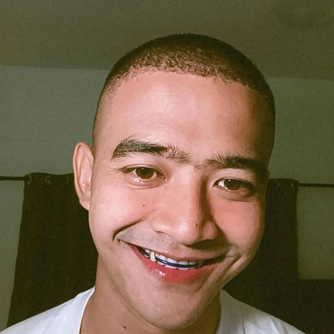 ยิ้มยั่วลิ้น