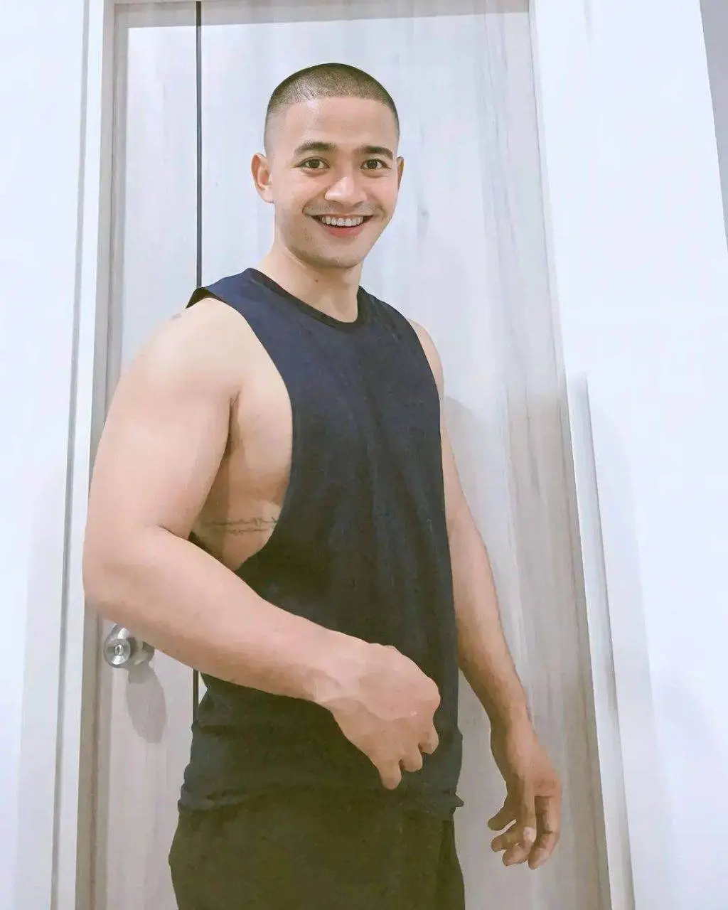 ยิ้มยั่วลิ้น