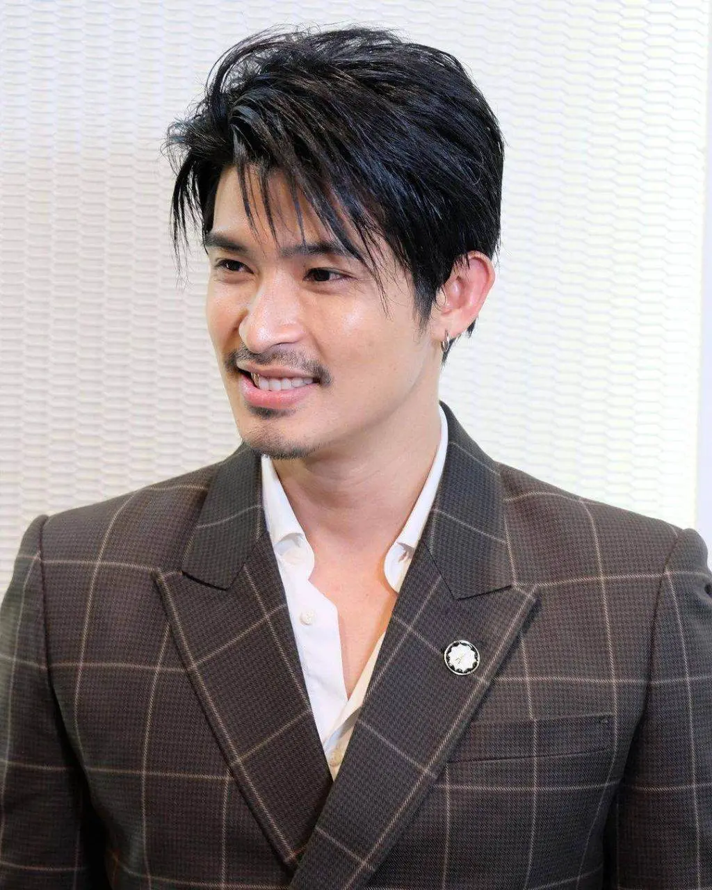 ดาราหนุ่มหล่อเข้ม