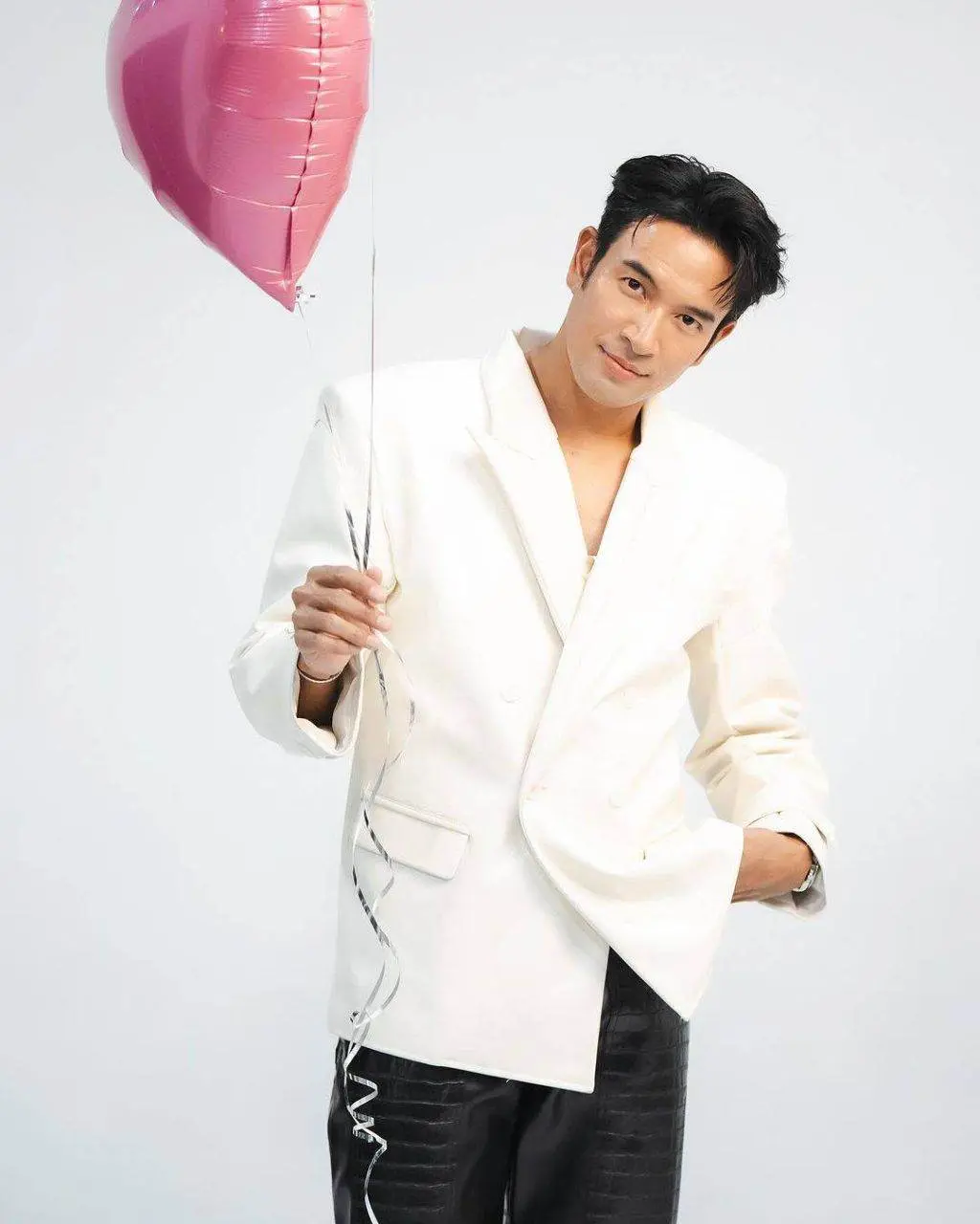ดาราหนุ่มหล่อเข้ม