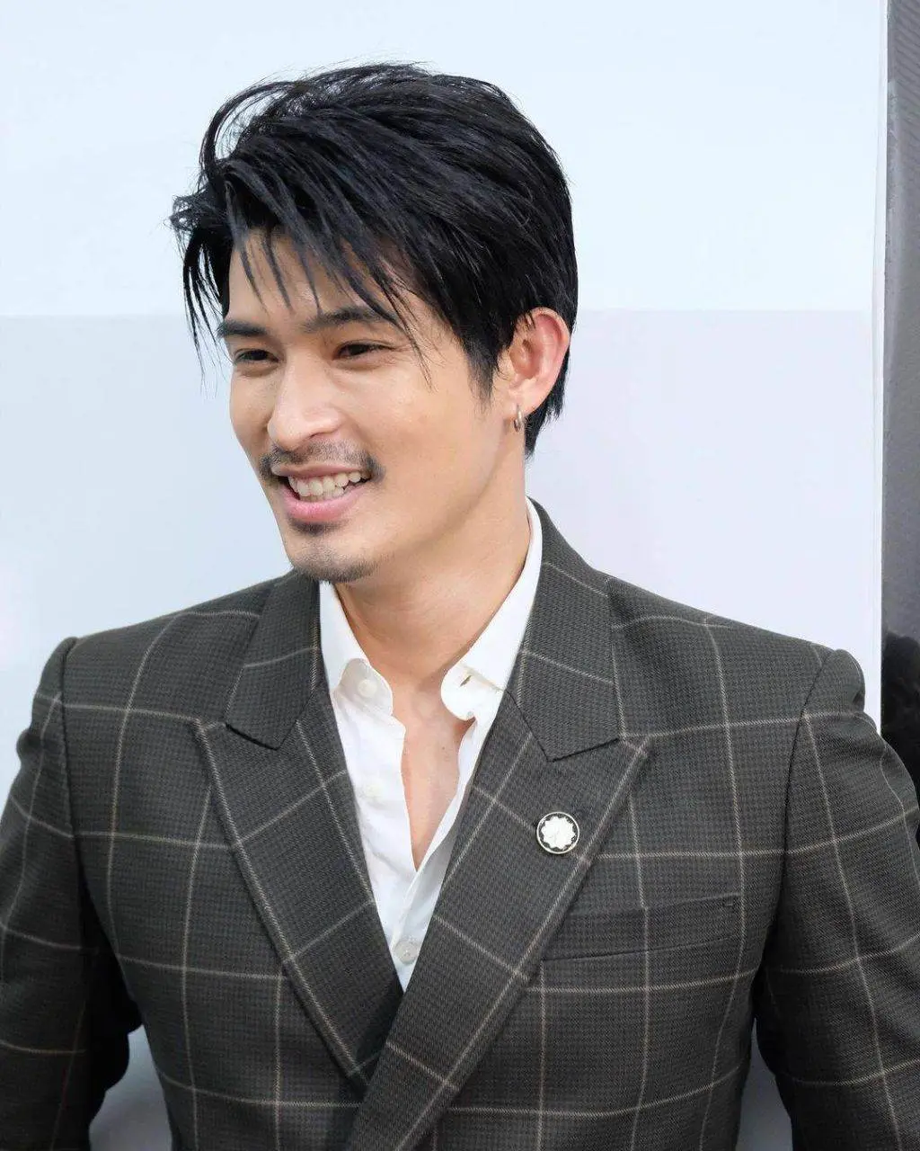 ดาราหนุ่มหล่อเข้ม