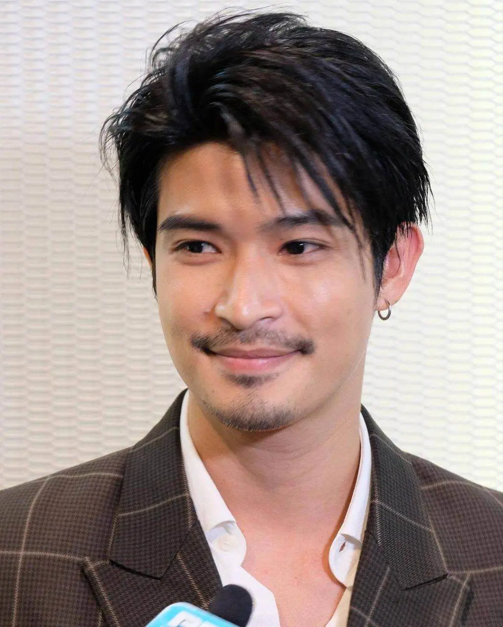 ดาราหนุ่มหล่อเข้ม