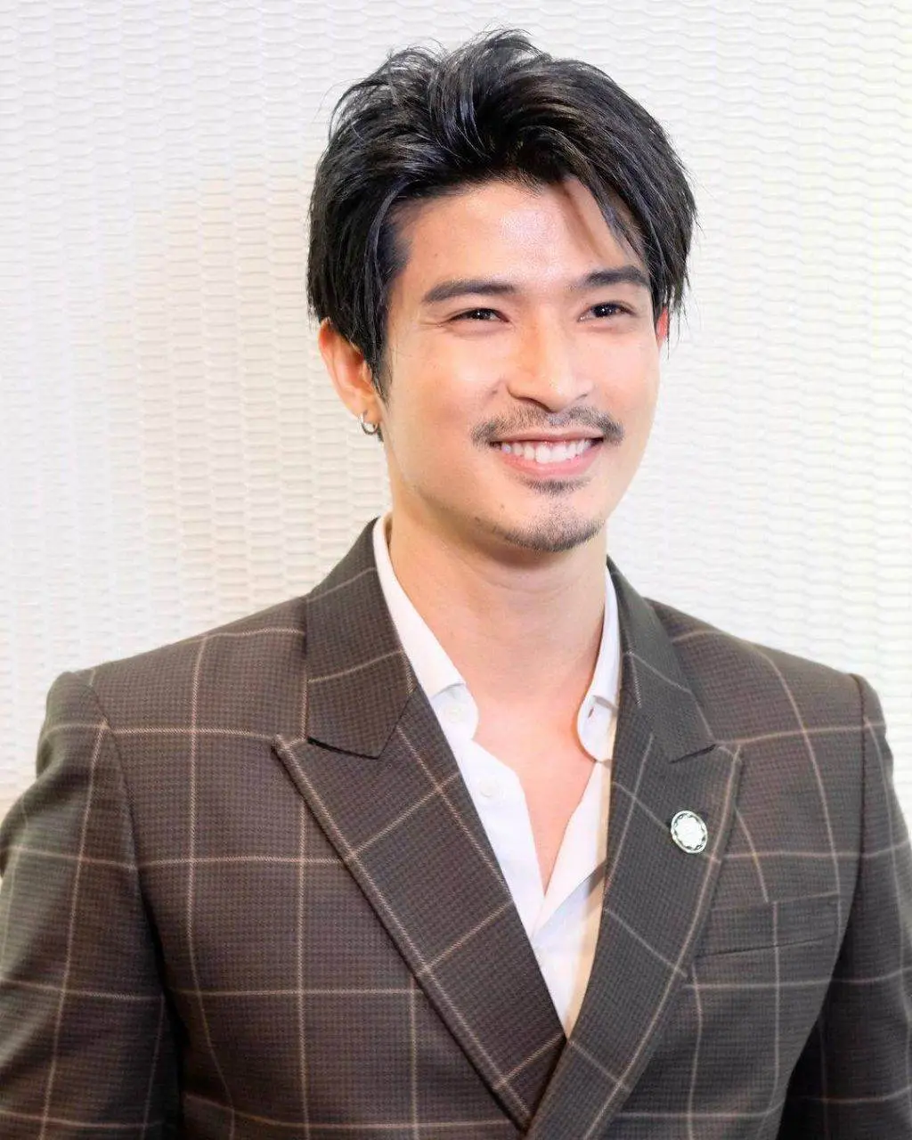 ดาราหนุ่มหล่อเข้ม