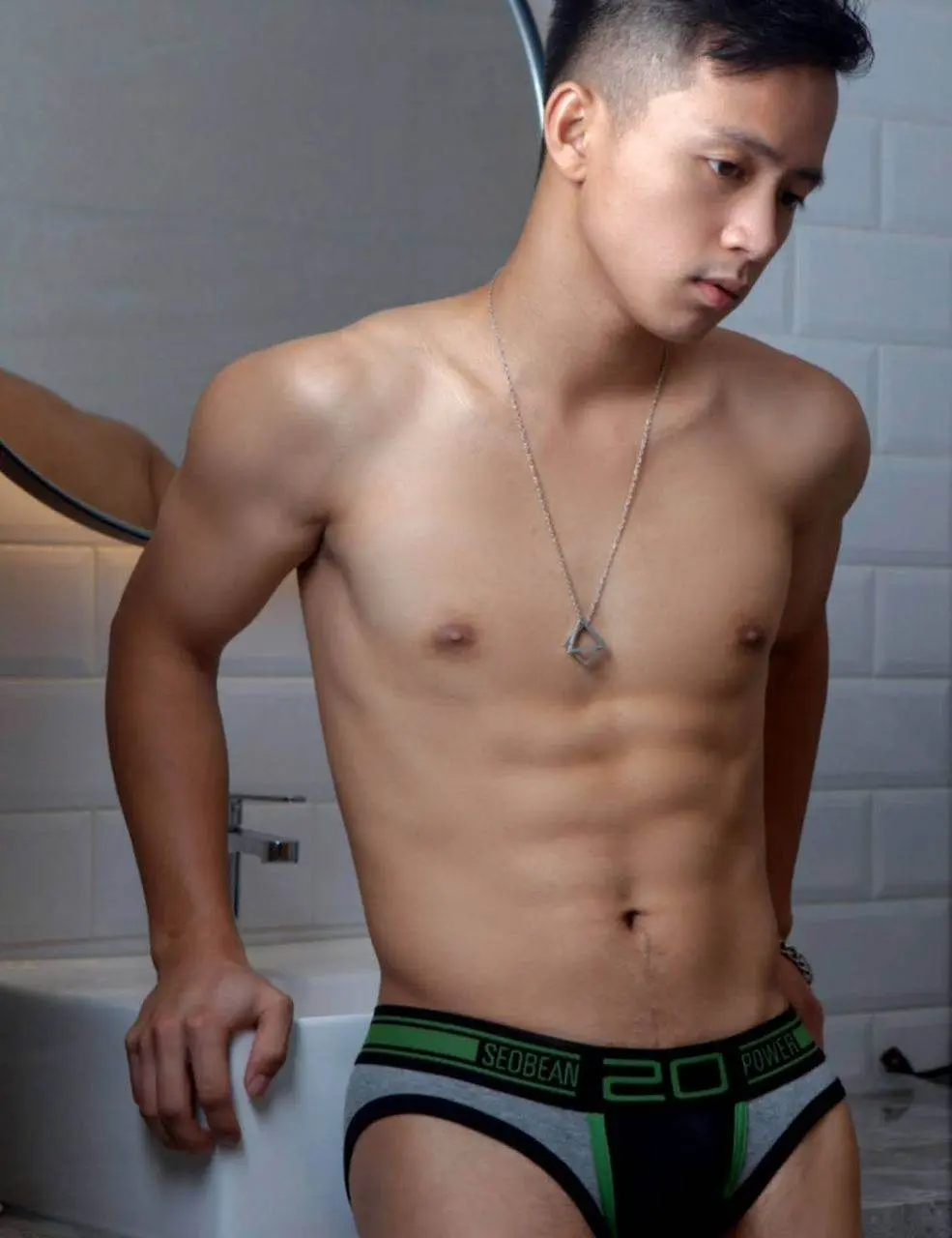 หนุ่มหล่อขึ้นปก 1192