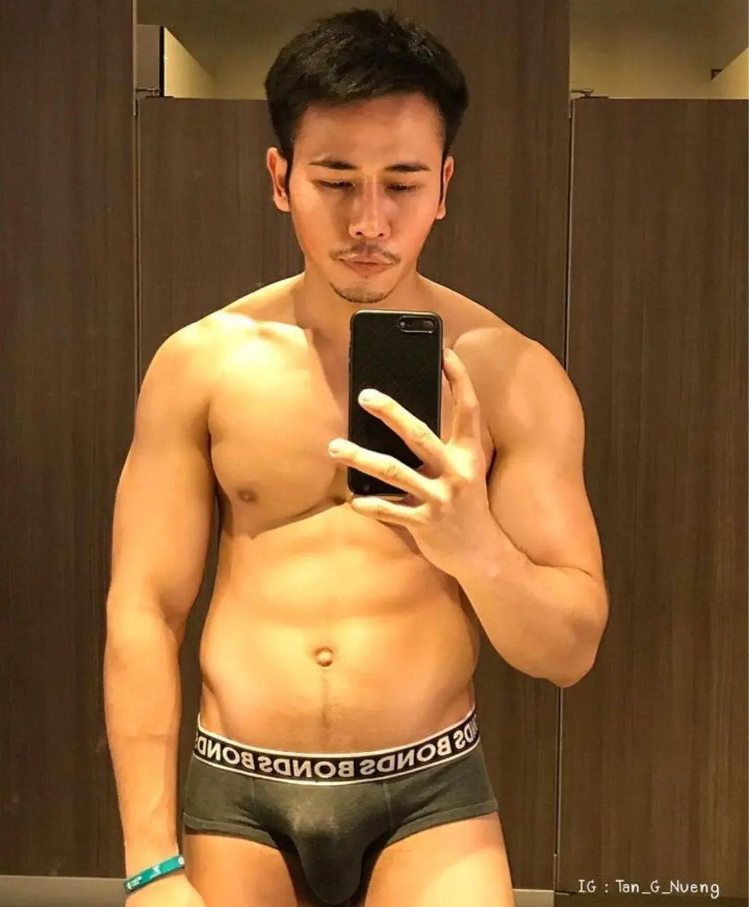 หล่อไทบ้านจาก เมืองมหาสารคาม.