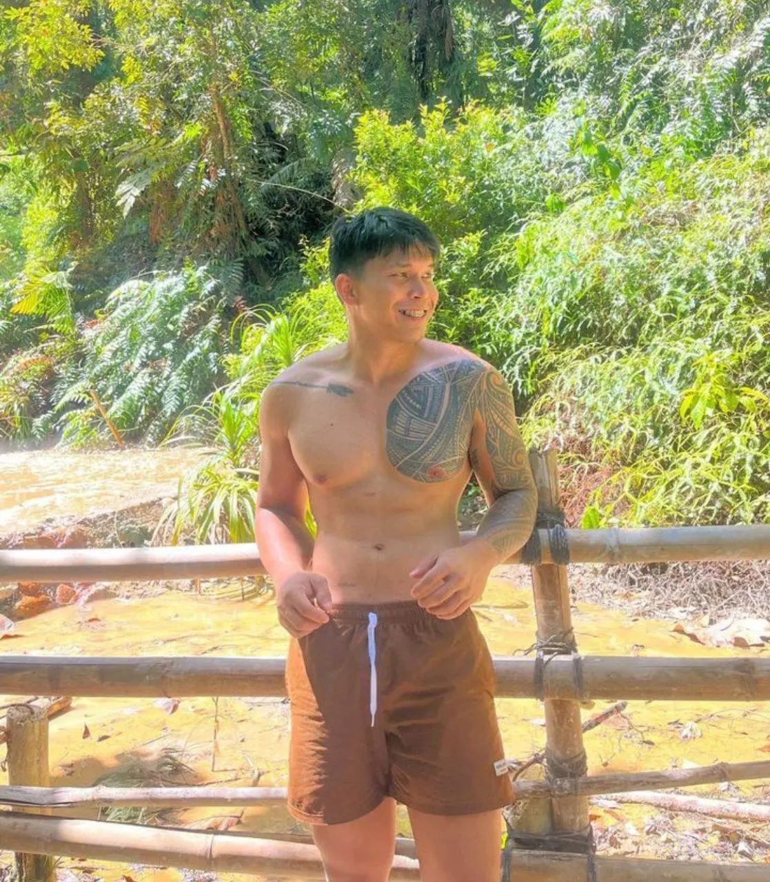 บ่าวไทบ้าน เมืองอุบลราชธานี.