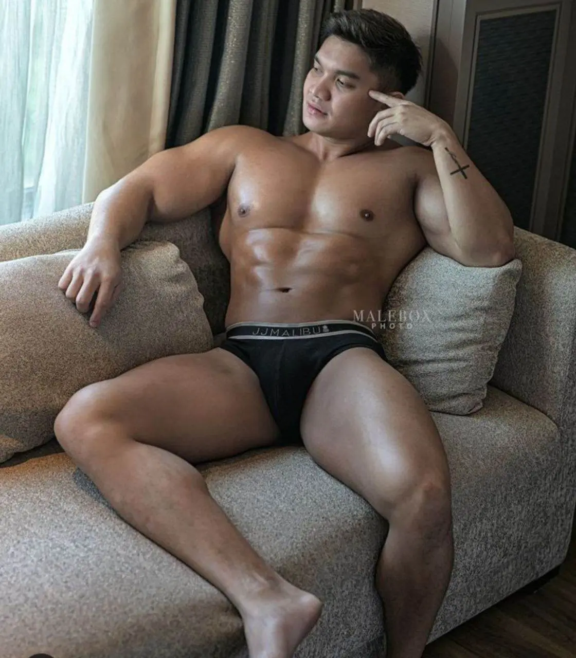 หล่อกล้ามปู จาก ฟิลิปปินส์.