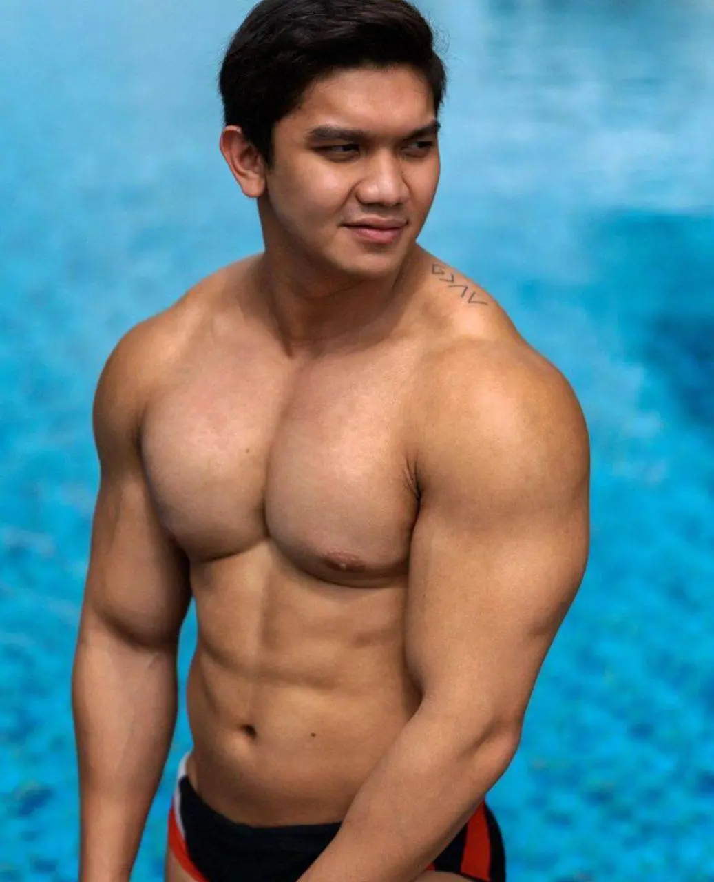 หล่อกล้ามปู จาก ฟิลิปปินส์.