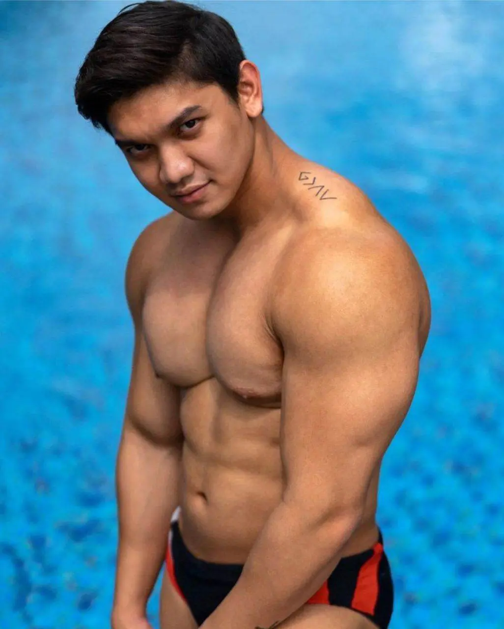 หล่อกล้ามปู จาก ฟิลิปปินส์.