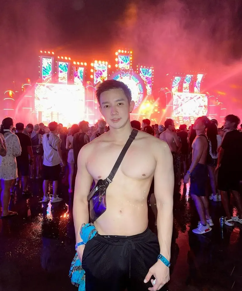 ถอดโชว์เรือนกายชายหนุ่ม 67