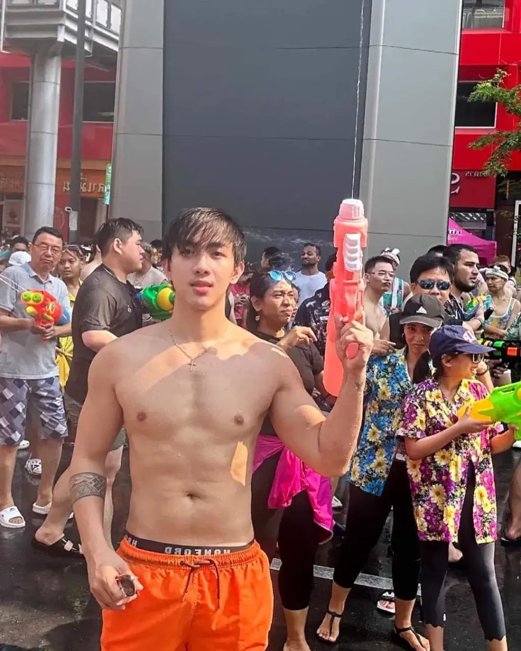 สงกรานต์​ครื้นเครง​