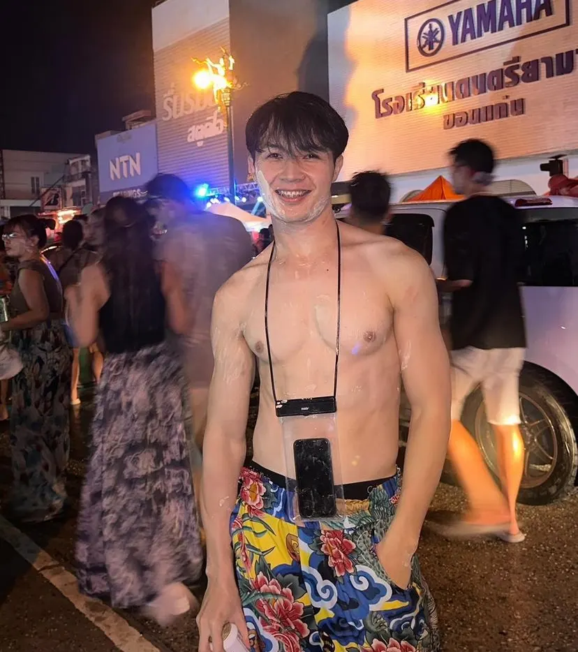 ชายฉ่ำชายไหล