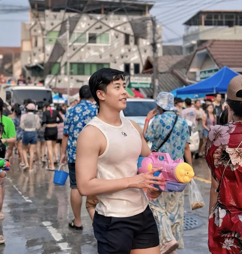 ชายฉ่ำชายไหล