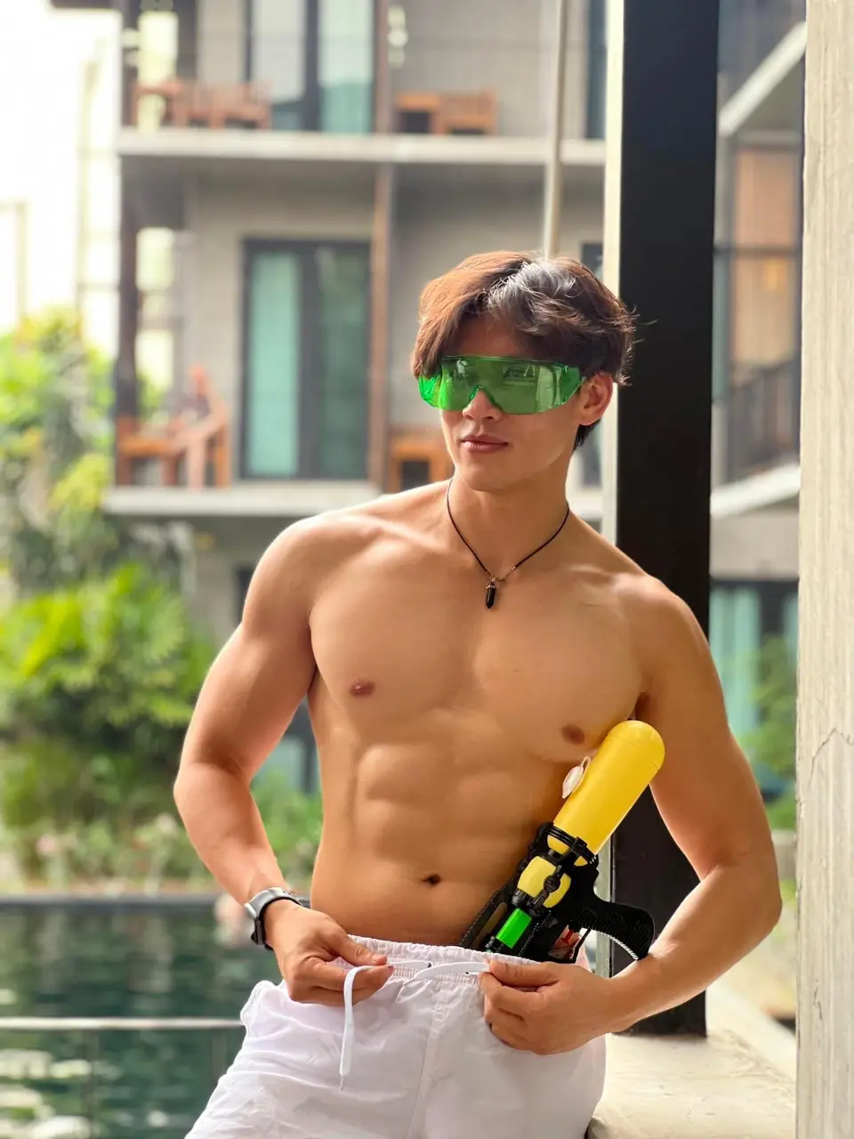 ชายฉ่ำชายไหล