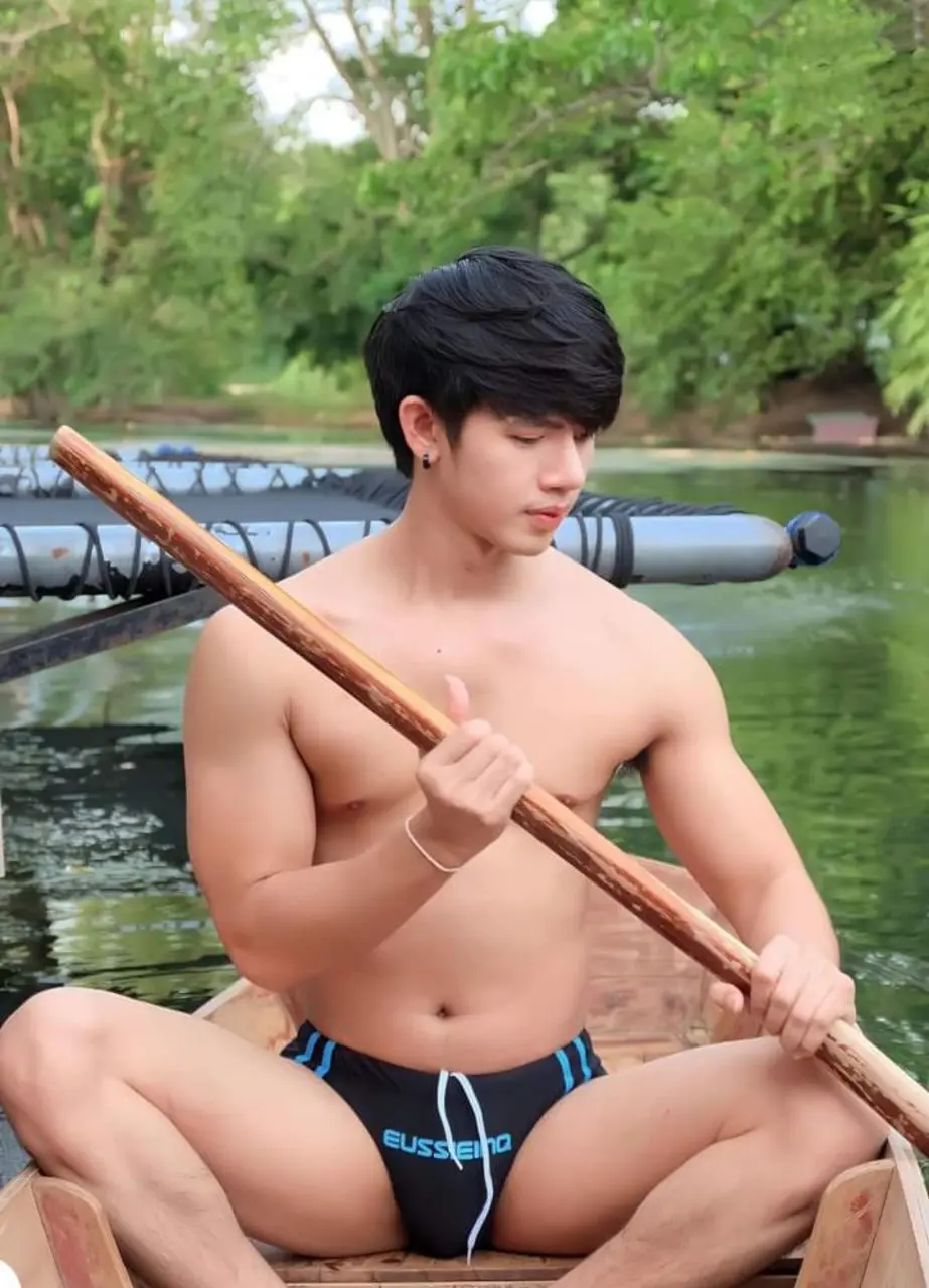 พายเรือเล่นกันไหม.พระเอกหมอลำ.FB/ Umnai boonaon