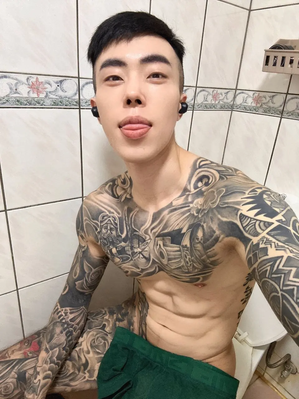 ขาวหล่อตี๋จีนกับรอยสัก...