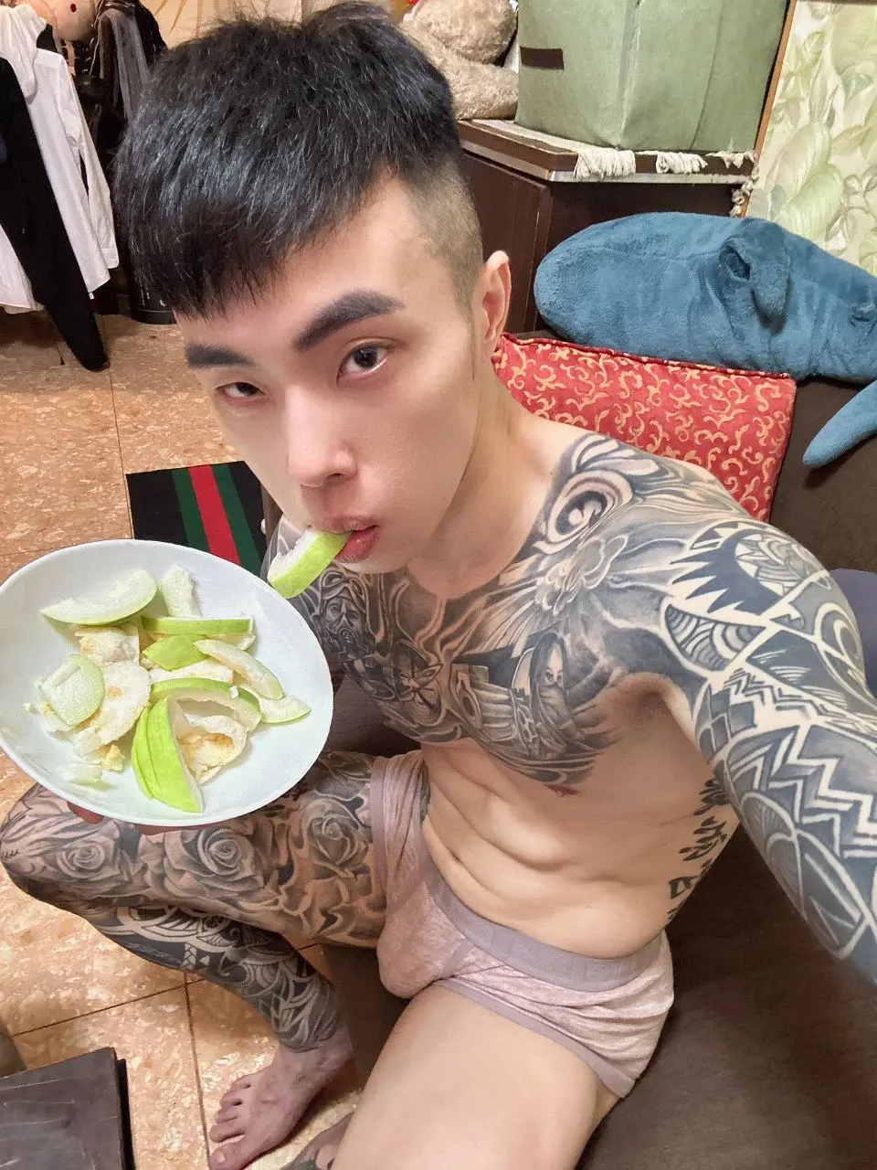 ขาวหล่อตี๋จีนกับรอยสัก...