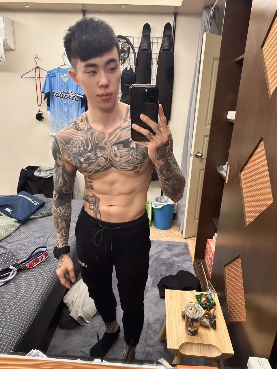ขาวหล่อตี๋จีนกับรอยสัก...