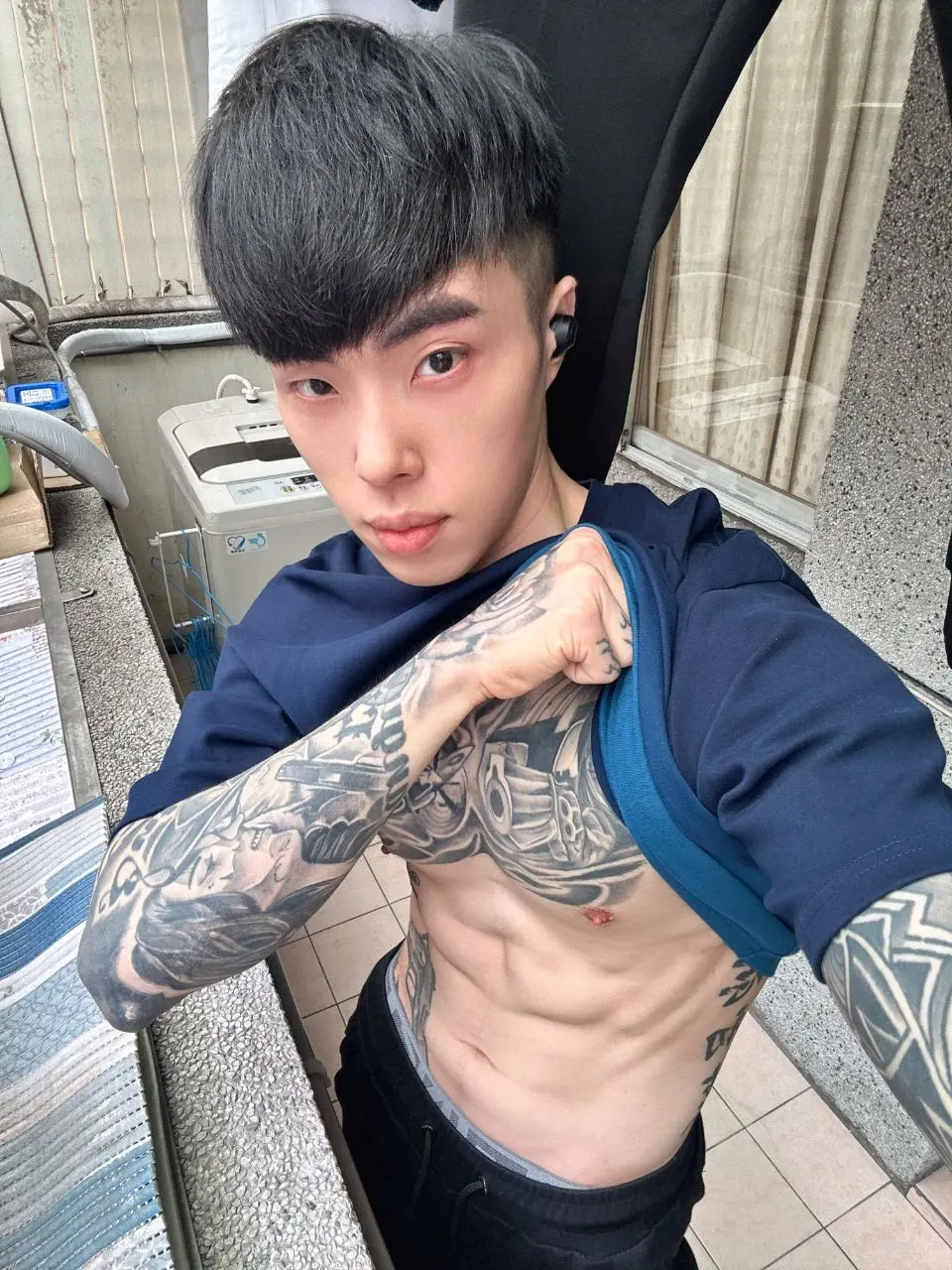 ขาวหล่อตี๋จีนกับรอยสัก...