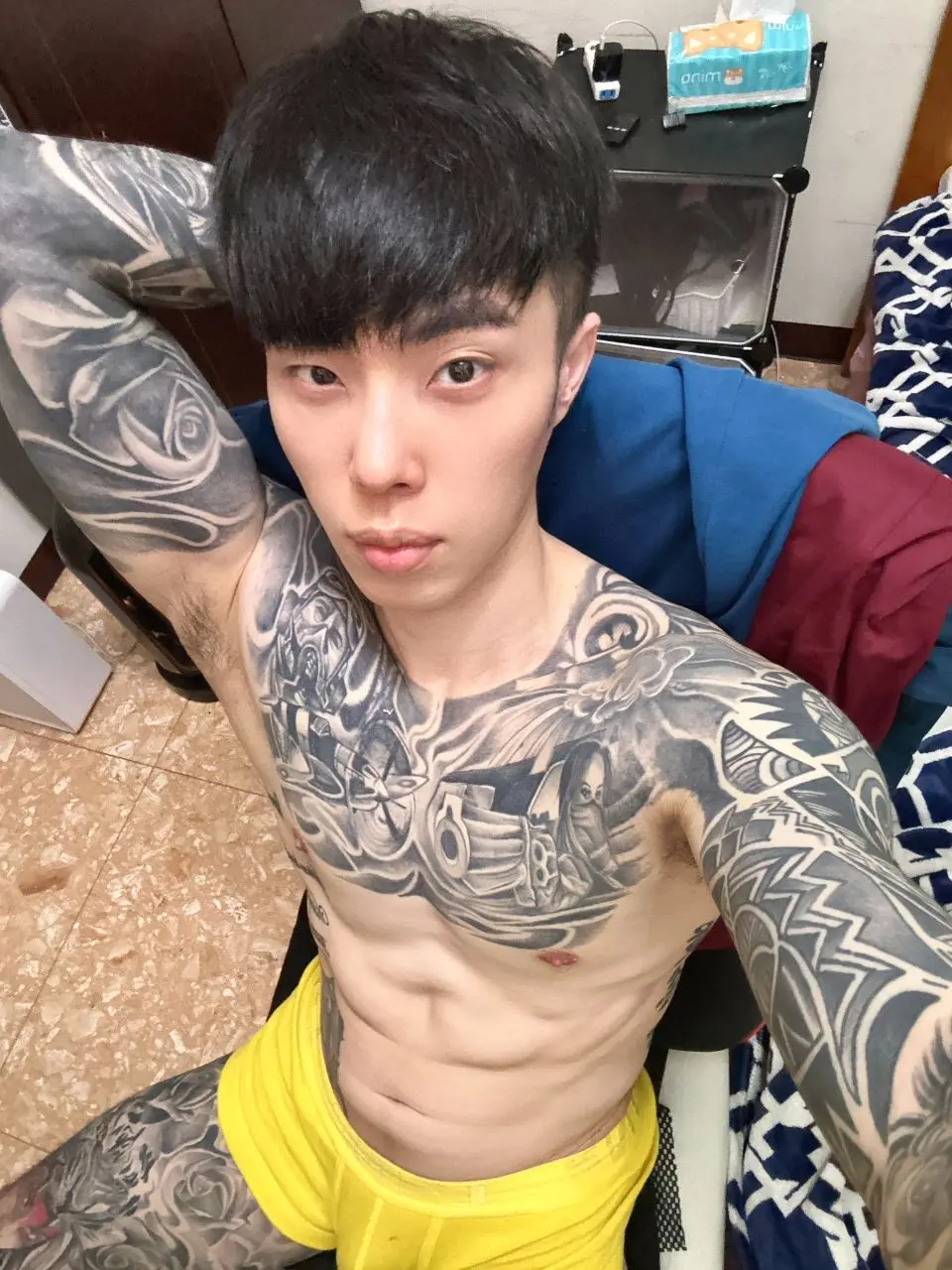 ขาวหล่อตี๋จีนกับรอยสัก...