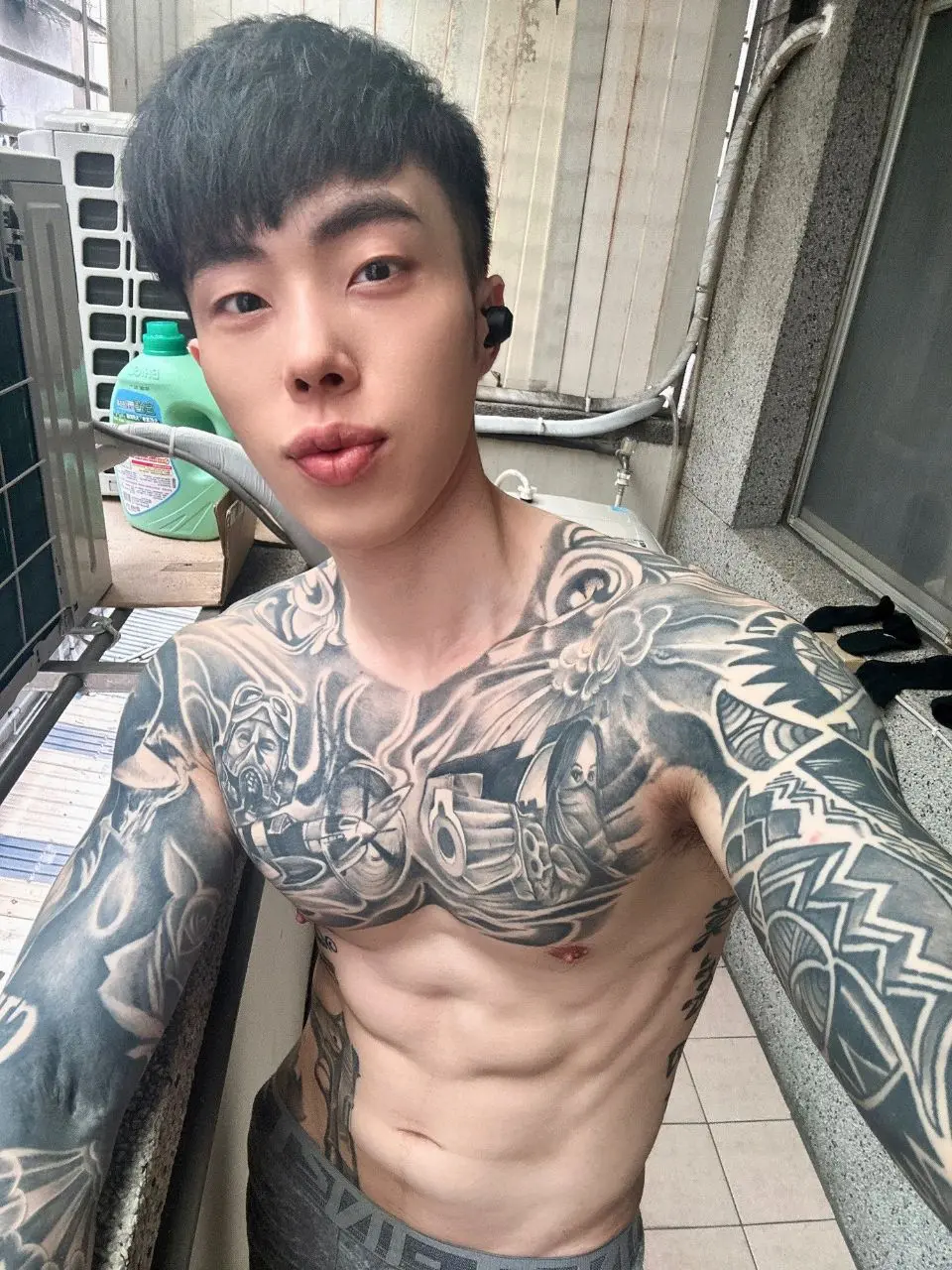ขาวหล่อตี๋จีนกับรอยสัก...