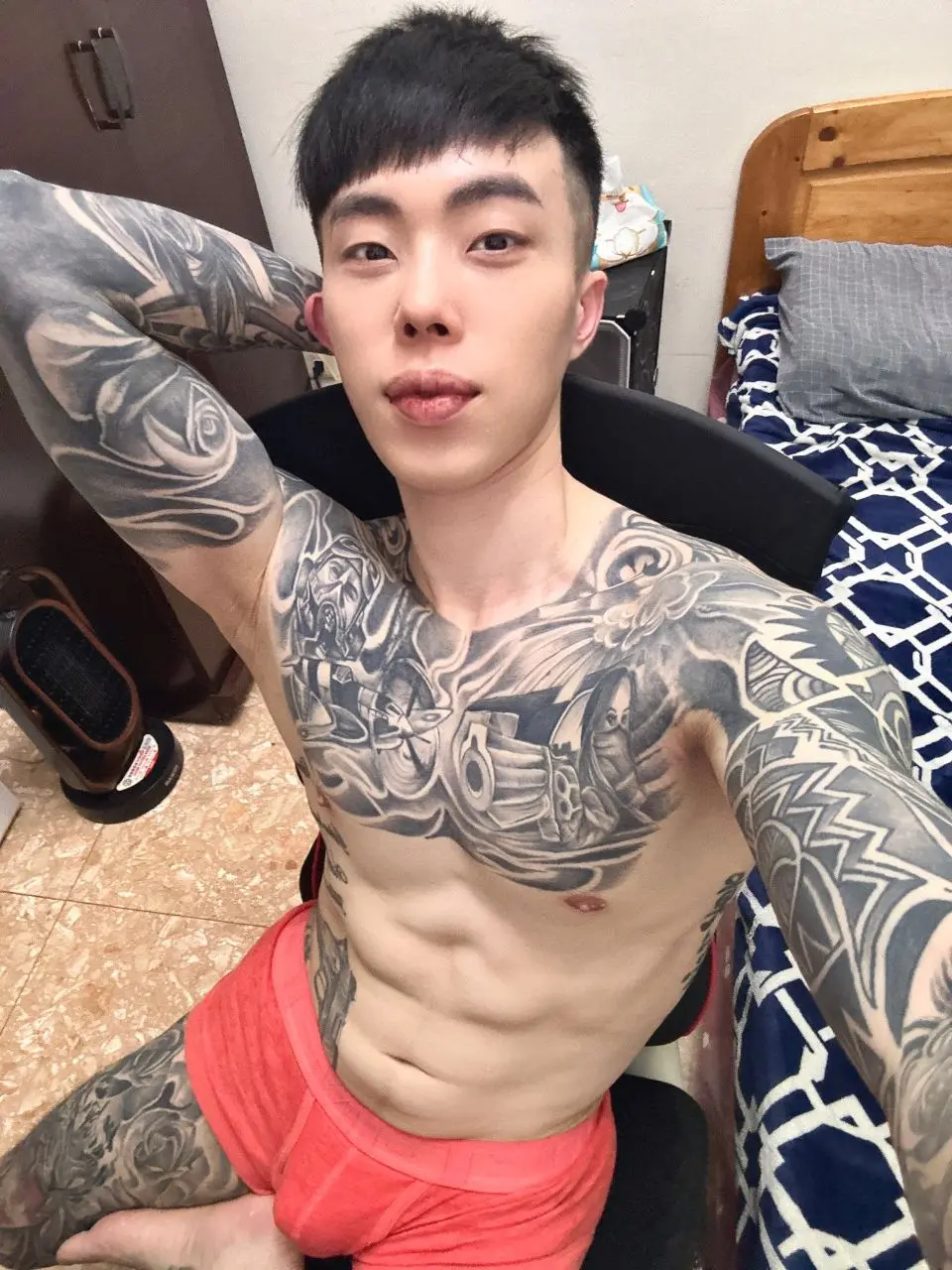 ขาวหล่อตี๋จีนกับรอยสัก...