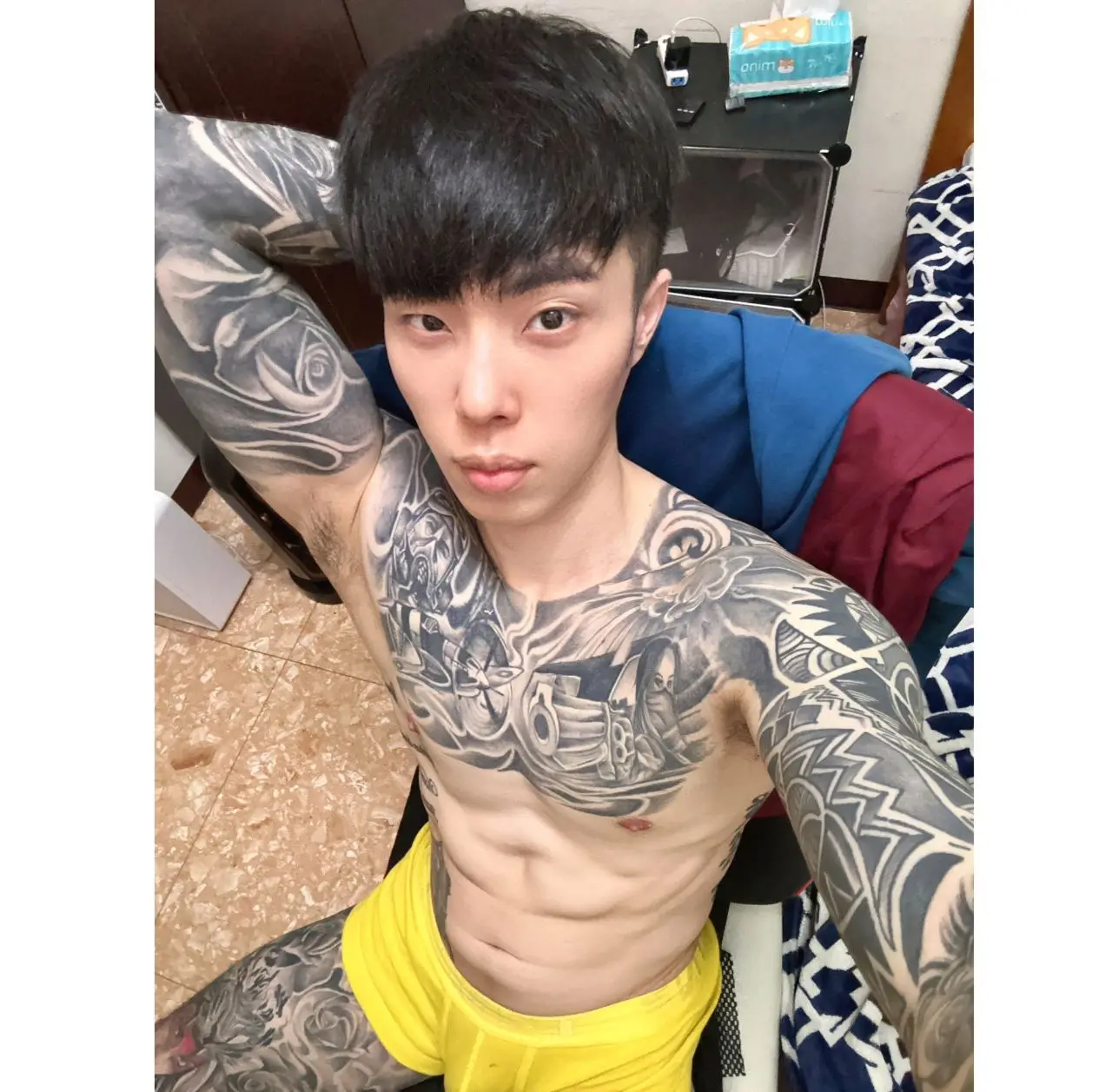ขาวหล่อตี๋จีนกับรอยสัก...