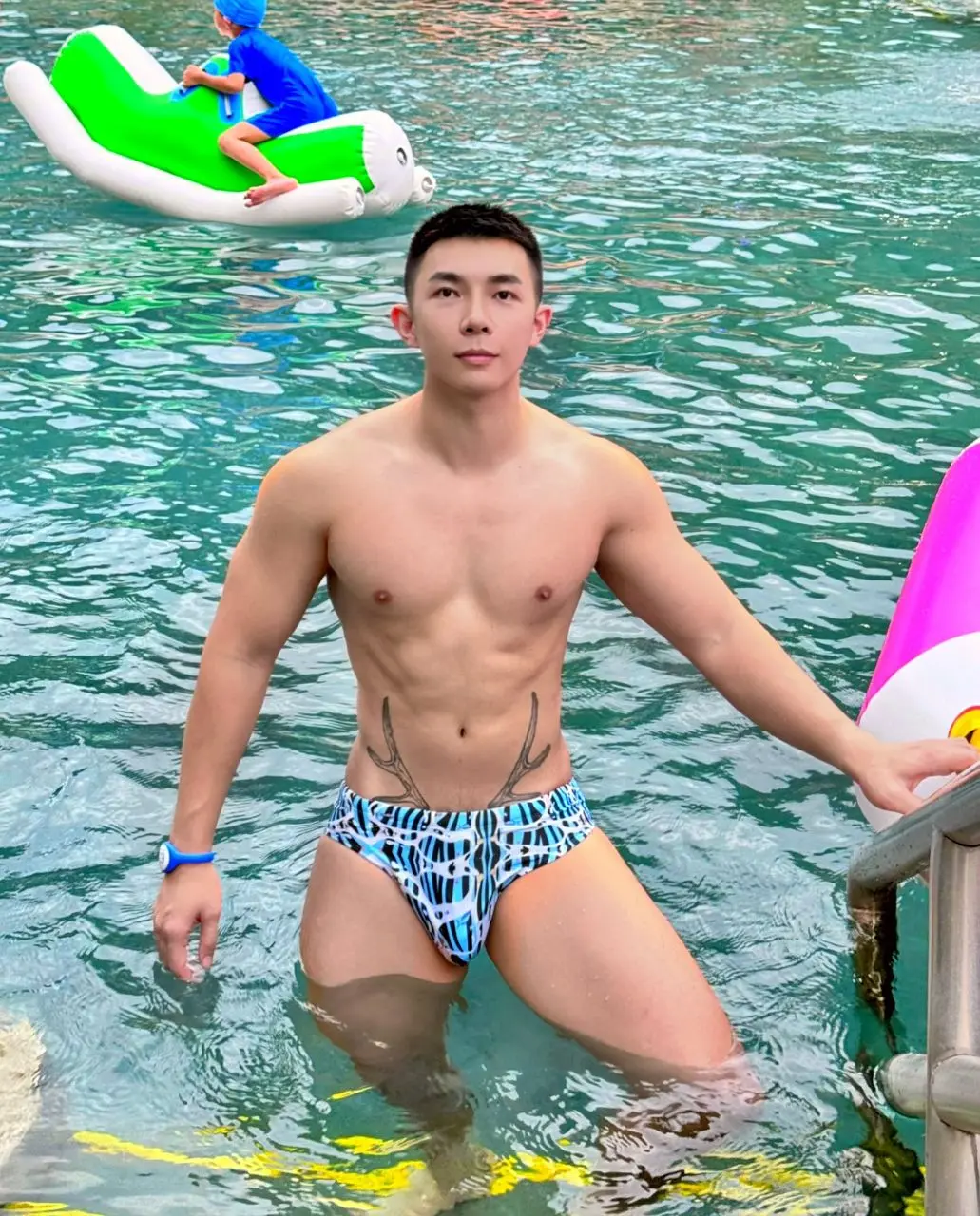 สีชมพูดูมันสดใส น่าสดใส..มันๆ