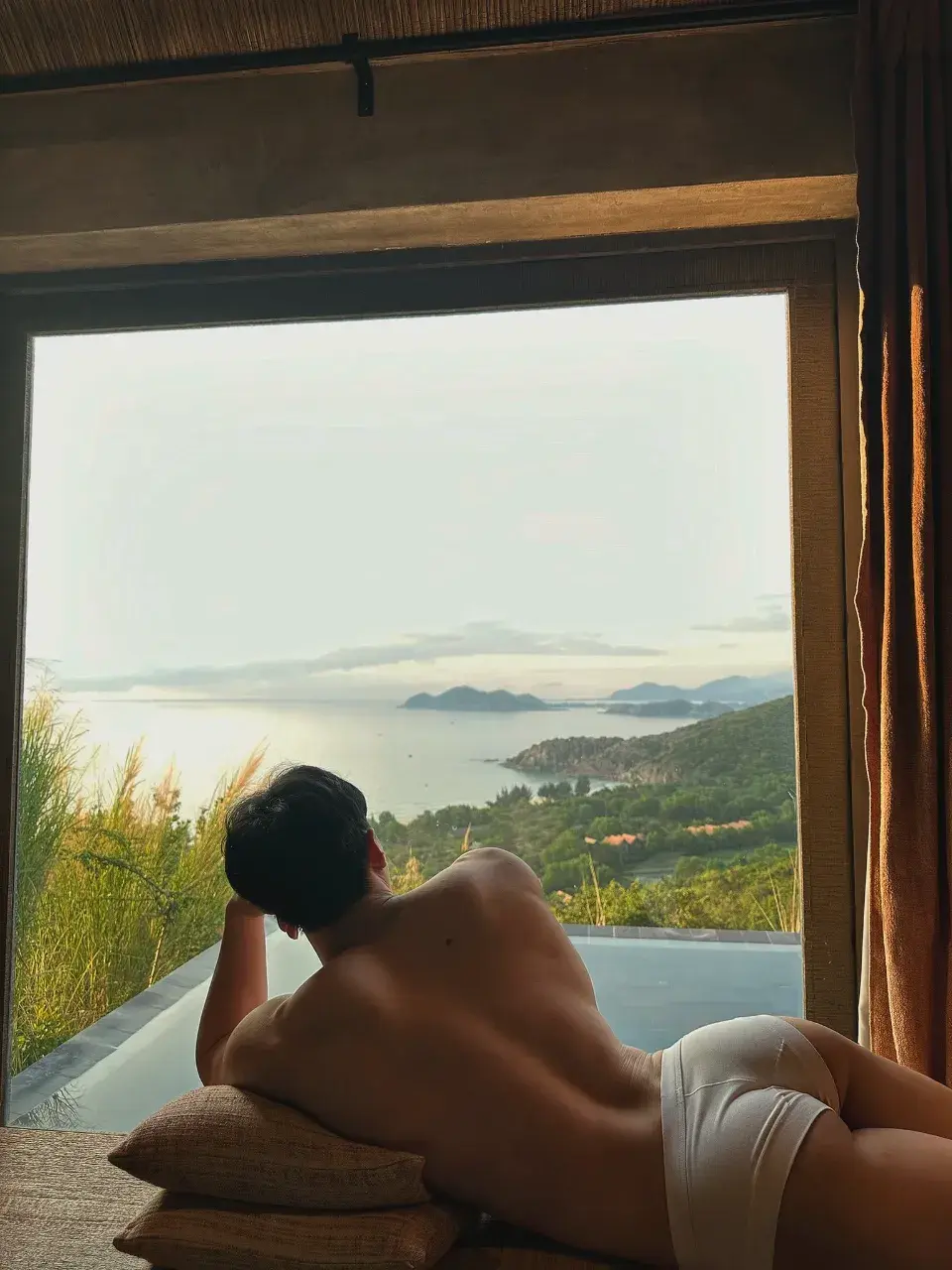 Thay v&igrave; bế tắc, anh chọn bế em l&ecirc;n giường!