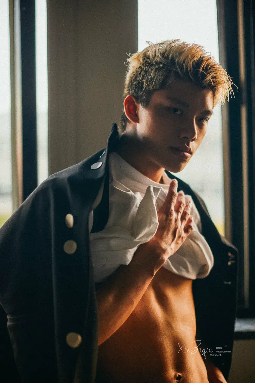 หนุ่มหล่อขึ้นปก 1195