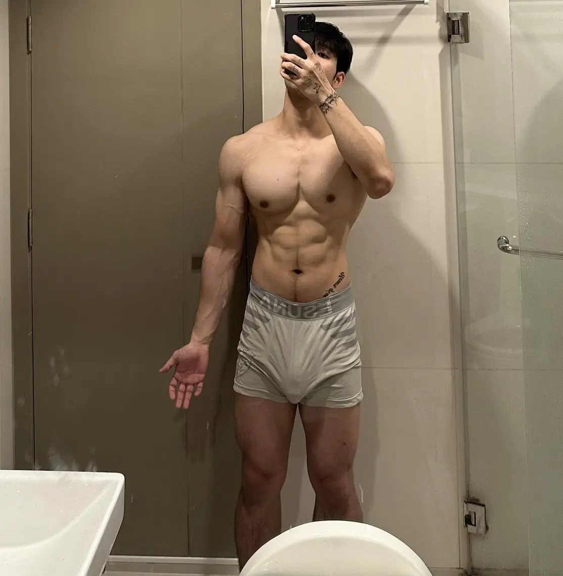 หล่อแห่งชาติไทย ขาวหล่องานดี
