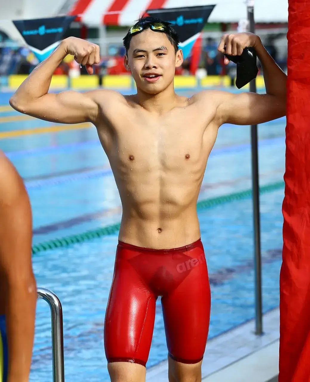 หนุ่มนักว่ายน้ำใสใส