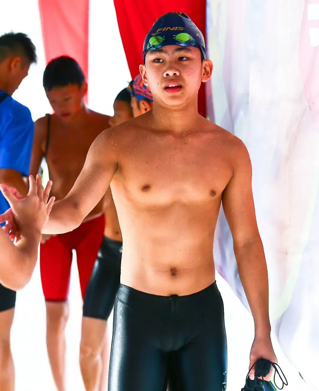 หนุ่มนักว่ายน้ำใสใส