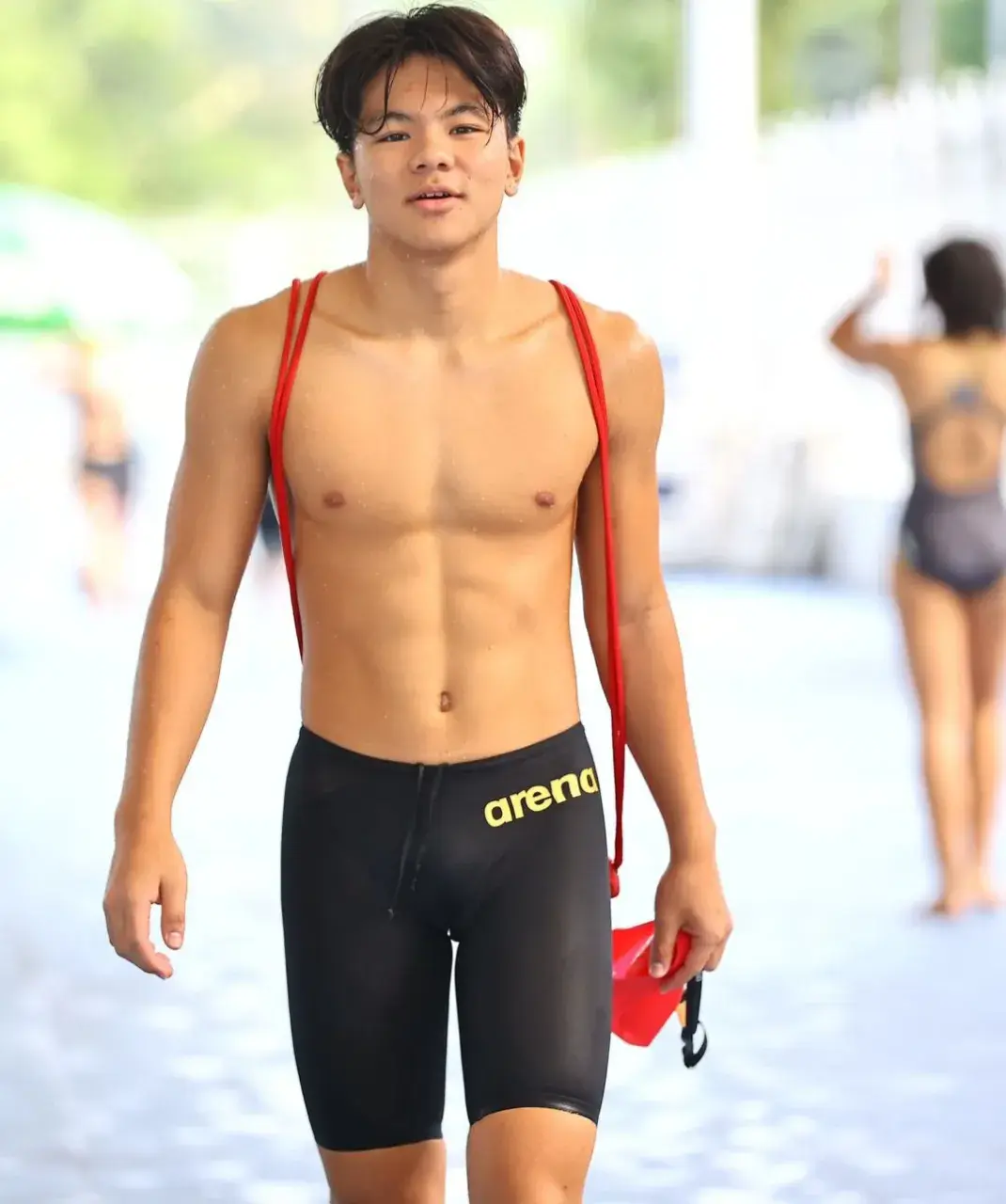 หนุ่มนักว่ายน้ำใสใส