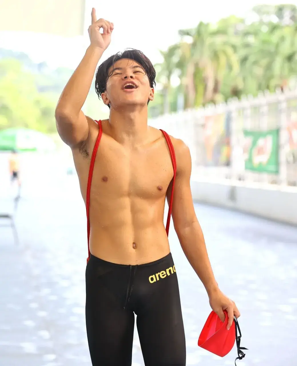 หนุ่มนักว่ายน้ำใสใส