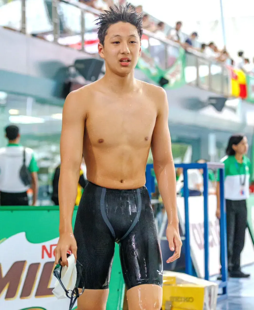 หนุ่มนักว่ายน้ำใสใส