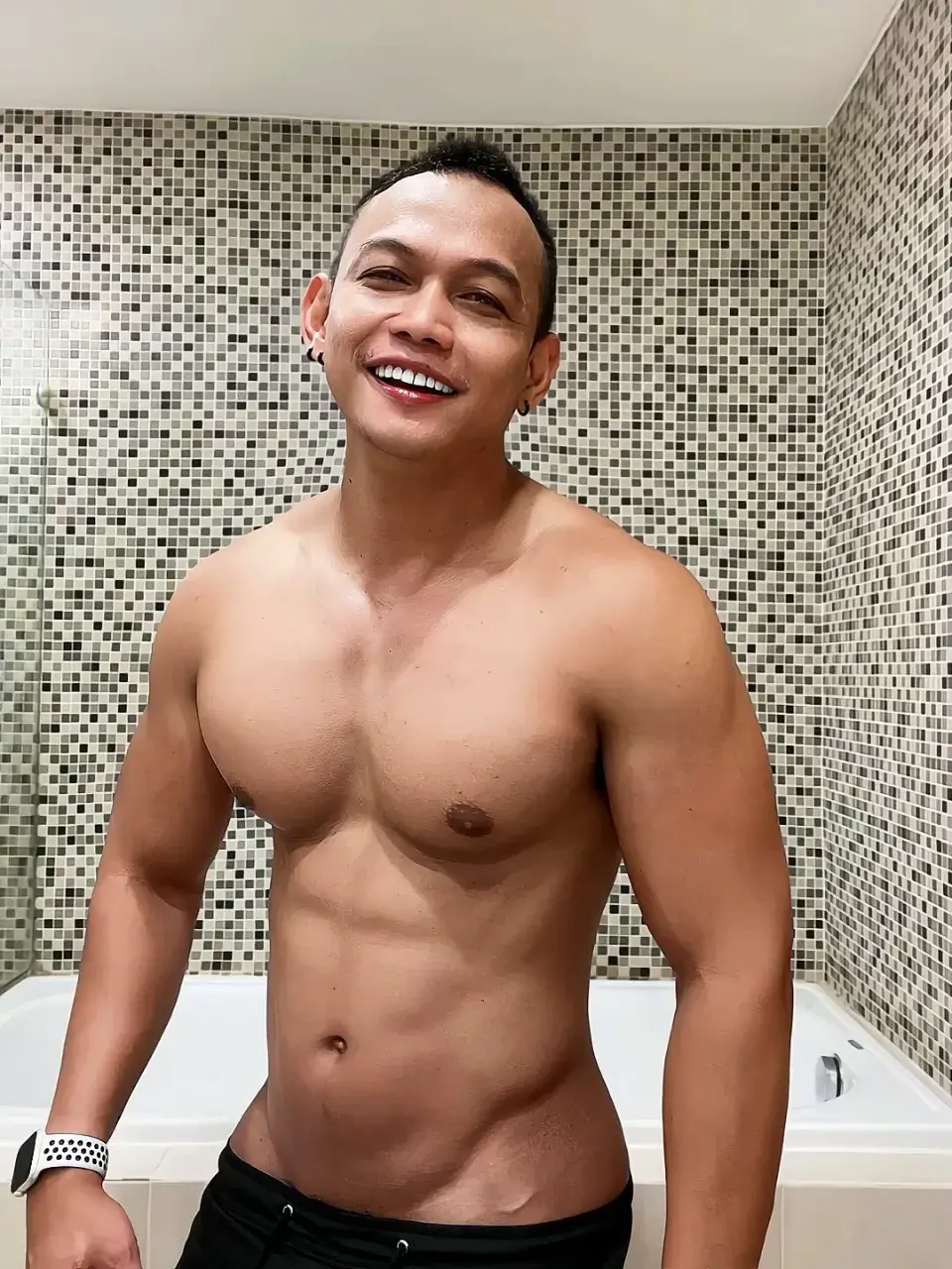 หล่อหุ่นดี มีความเถิก.