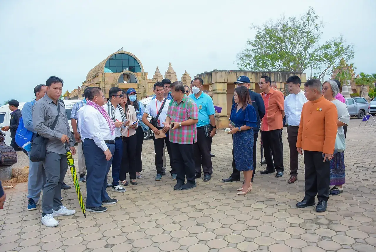 Cambodian Authorities 🇰🇭 Learned Thai Arts and Culture 🇹🇭 at Wat Phu Man Fah