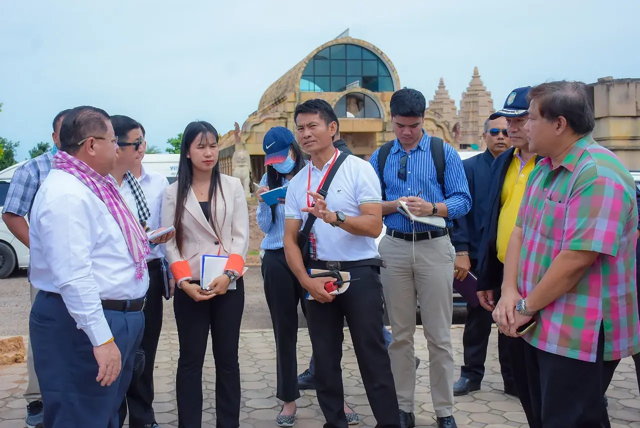 Cambodian Authorities 🇰🇭 Learned Thai Arts and Culture 🇹🇭 at Wat Phu Man Fah