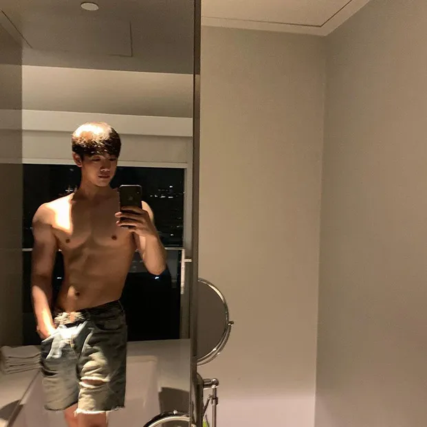 หนุ่มหล่อส่อแวว...ประจำ